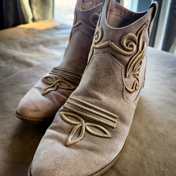 Women's Suede Embroidered Ankle Boots - Tan - Picture 2 of 6